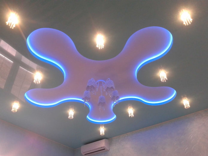 Construction de plafond flottant à forme libre