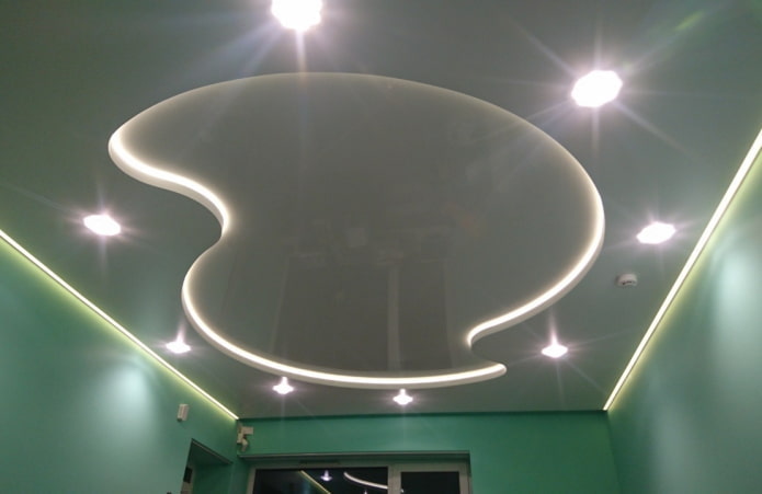 Structure de plafond flottant à deux niveaux