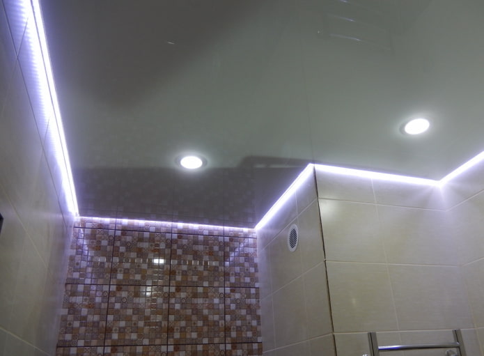 Structure de plafond flottant en bois brillant