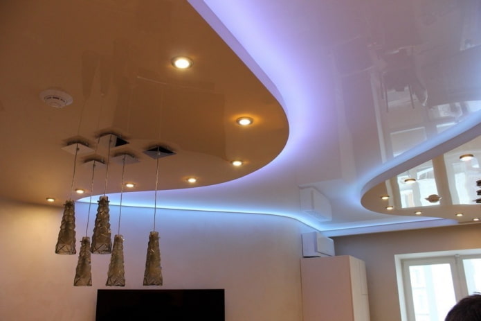 Structure de plafond flottant en bois brillant