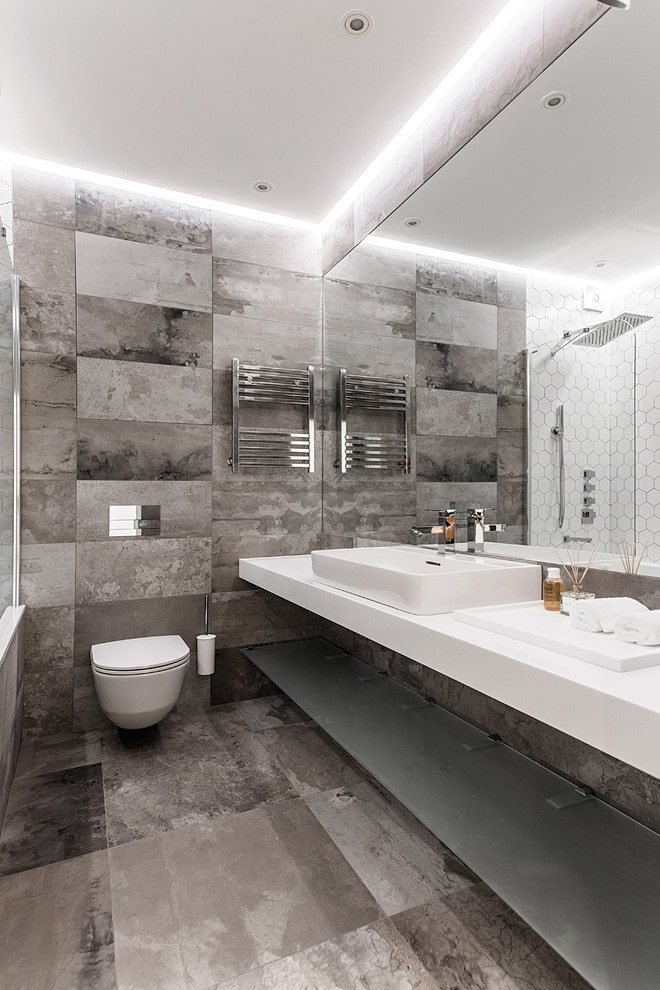 Structure de plafond flottant dans la salle de bain