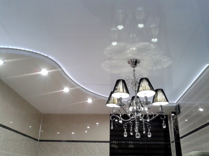 Structure de plafond flottant en bois brillant