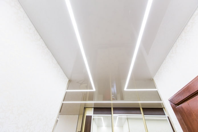 Lignes flottantes au plafond