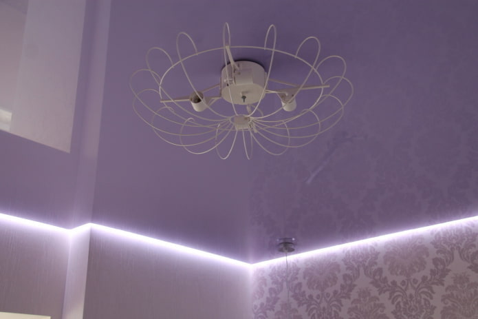 Structure de plafond flottant de couleur lilas