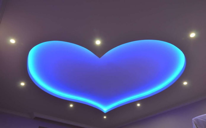Plafond flottant bleu en forme de cœur