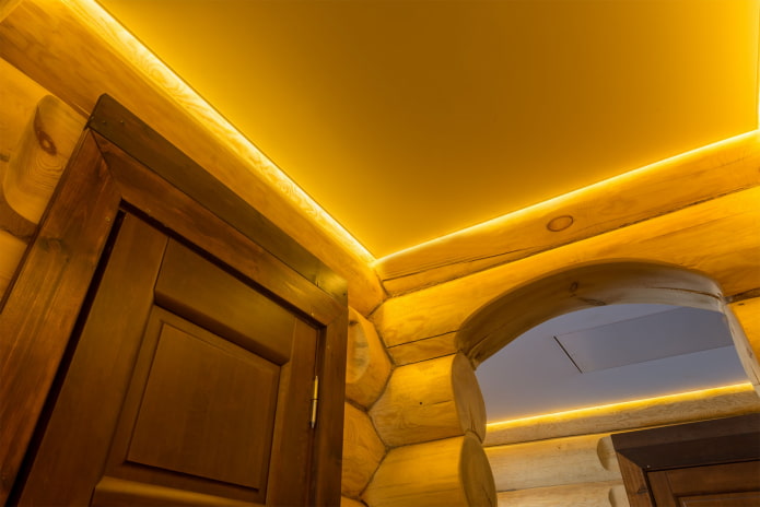 Structure flottante avec éclairage jaune
