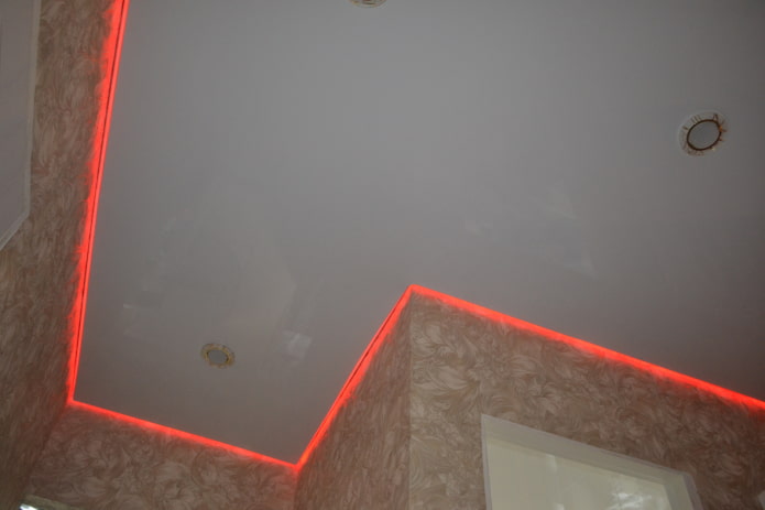 Structure flottante avec rétroéclairage rouge