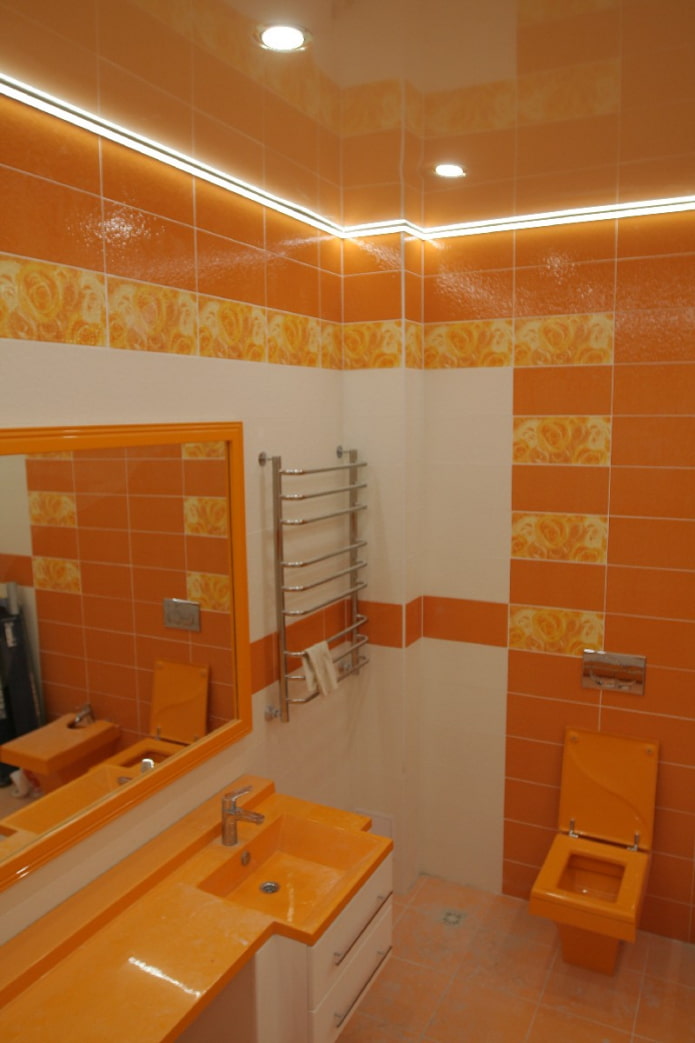 Structure flottante dans la salle de bains
