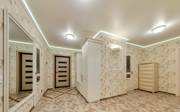 Structure de plafond à un seul niveau dans le couloir