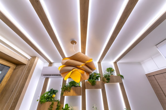 Plafond flottant avec poutres
