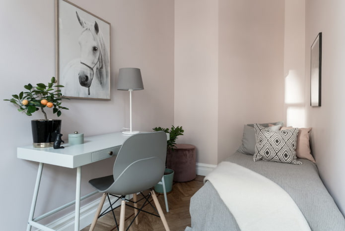 Murs rose pastel dans la chambre d'enfant