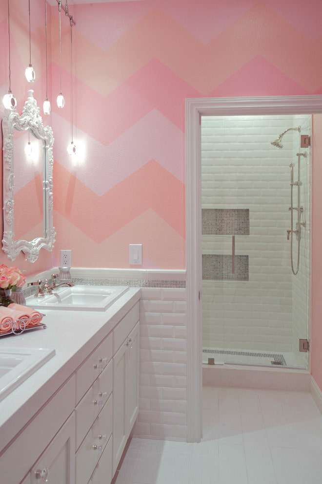 rose dans la salle de bain