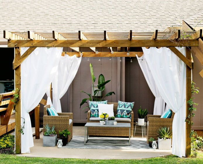 décoration de patio avec une pergola