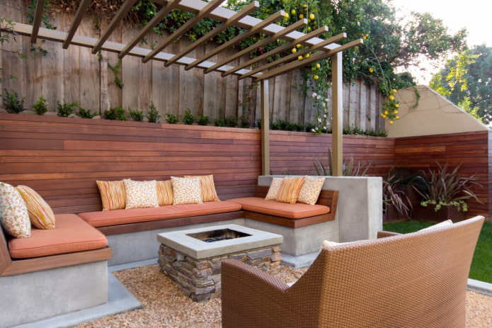 patio avec coussins décoratifs