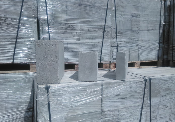 trois blocs de mousse renforcés