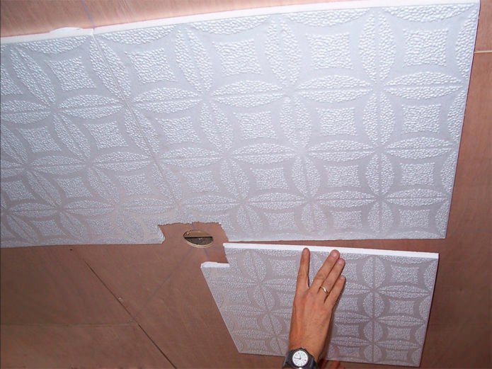 collage de dalles de polystyrène au plafond 
