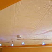 Carreaux de plafond en mousse plastique : avantages et inconvénients, étapes de collage-1