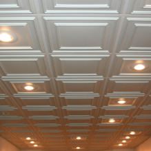 Carreaux de plafond en mousse plastique : avantages et inconvénients, étapes de collage-8