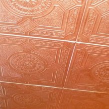 Dalles de plafond en mousse plastique : avantages et inconvénients, étapes de collage - 4