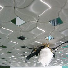 Dalles de plafond en mousse plastique : avantages et inconvénients, étapes de collage - 5