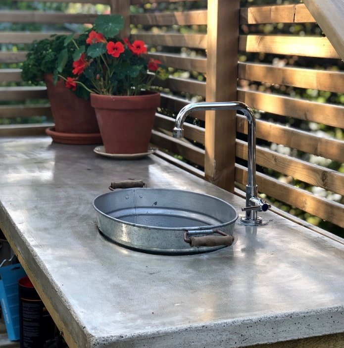 vasque d'un lavabo de chalet d'été en seau en aluminium