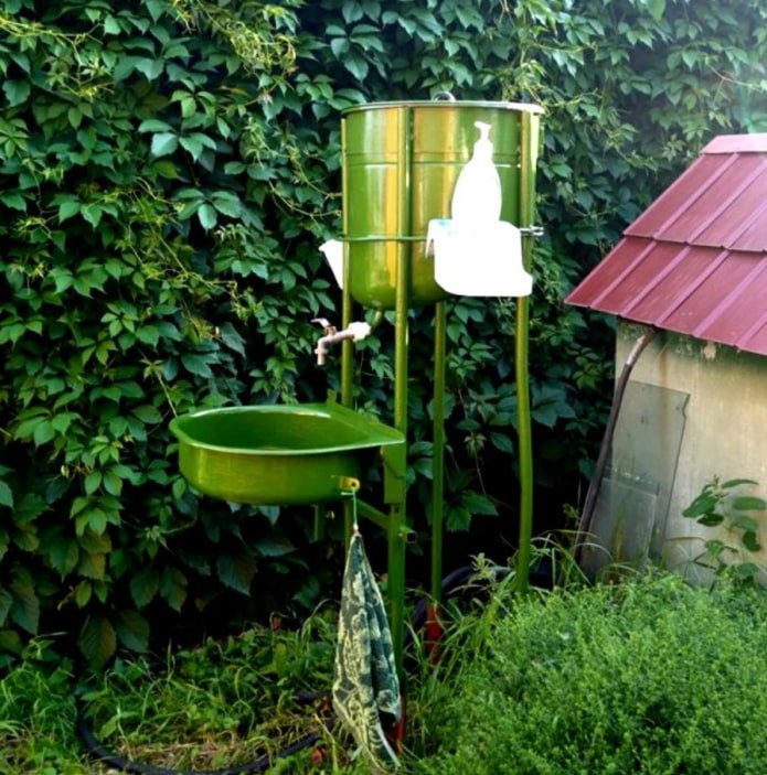 lavabo d'extérieur suspendu en seau galvanisé