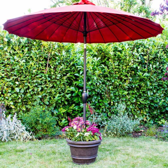 un support pour parasol de plage à partir d'un vieux seau