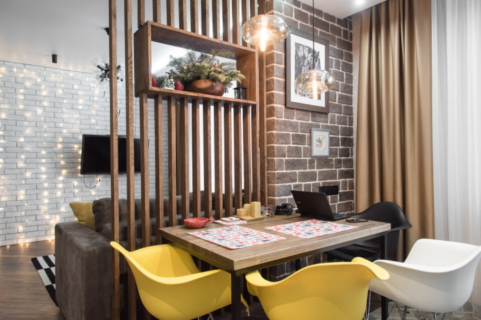 Cloison en bois à l'intérieur d'une cuisine-salon