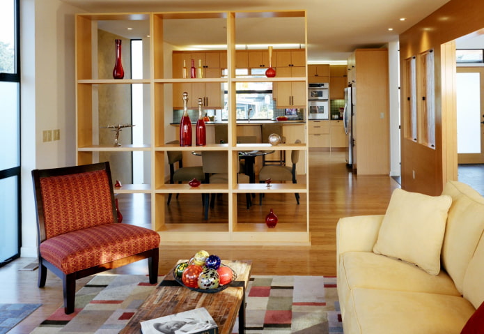 armoire de séparation à l'intérieur de la cuisine-salon