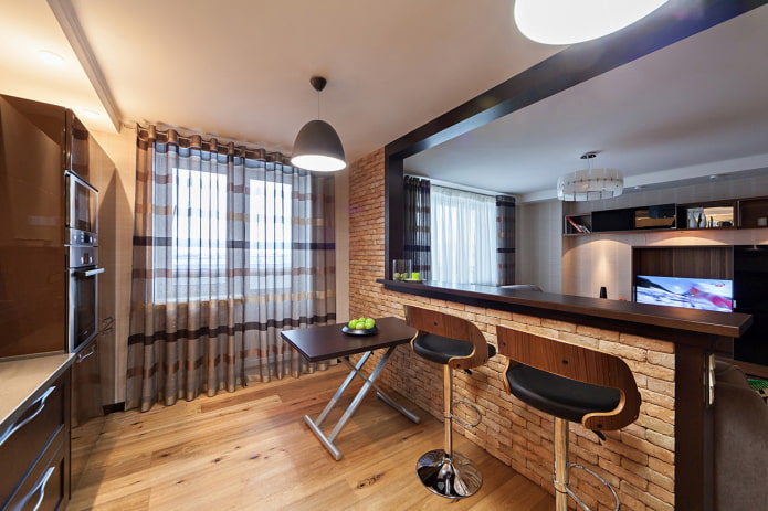 Comptoir de bar à l'intérieur de la cuisine-salon