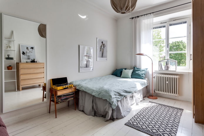 Lampadaire à côté du lit