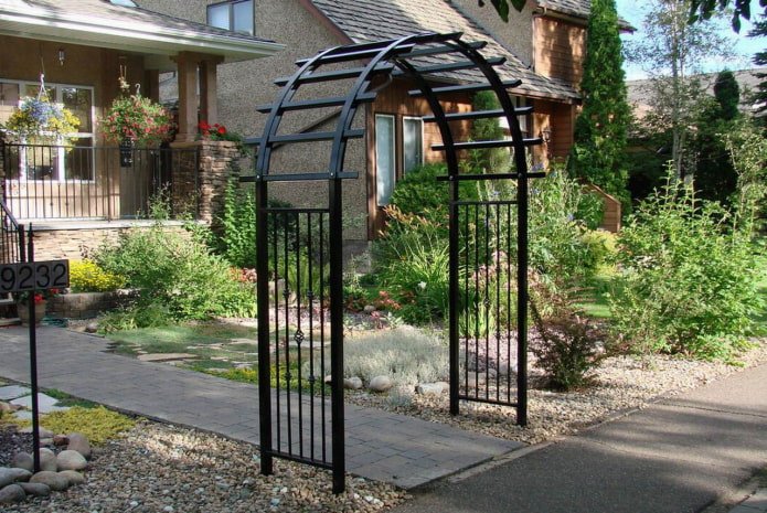 arche forgée pour une résidence d'été
