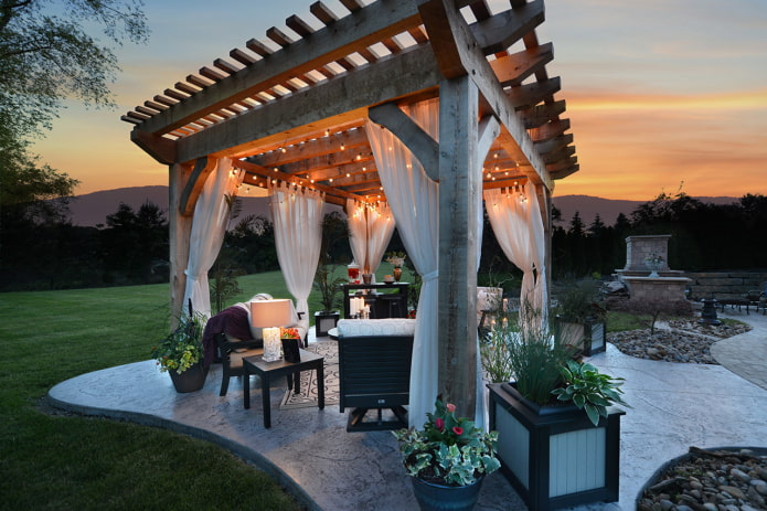 pergola avec guirlandes
