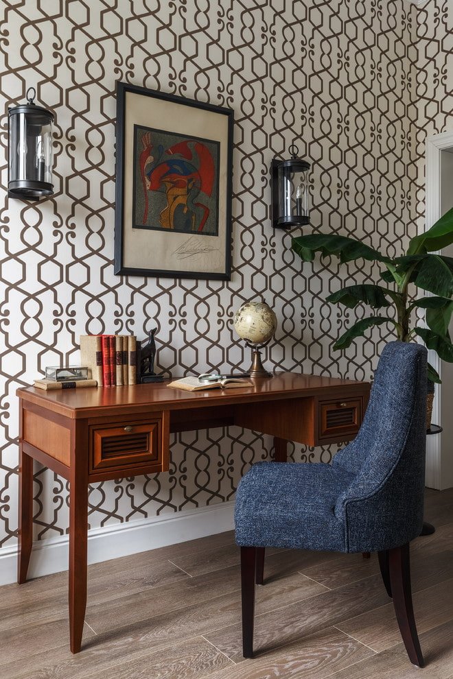 Bureau marron à l'intérieur