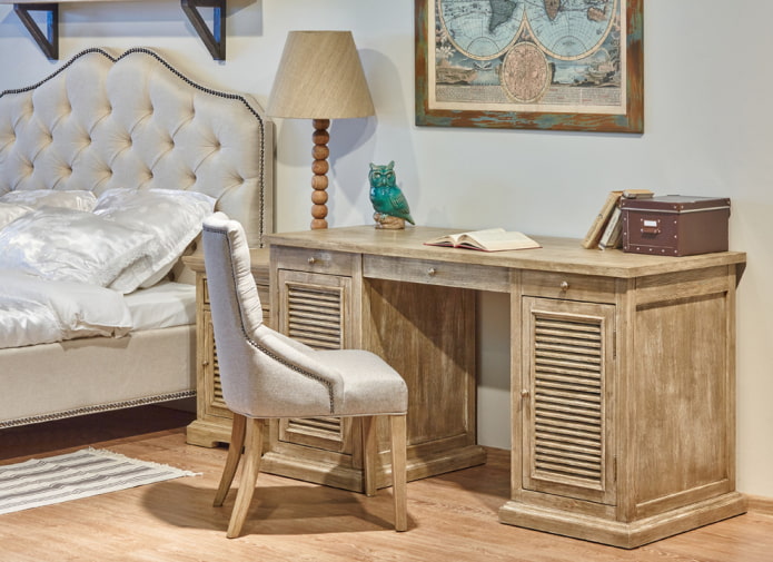 Bureau patiné à l'intérieur