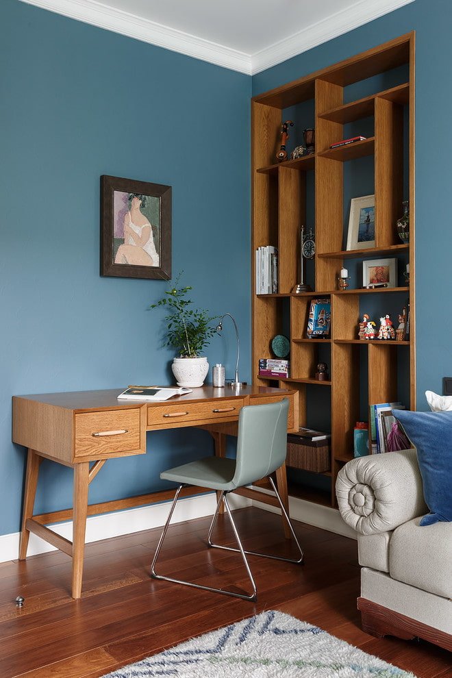 Bureau marron à l'intérieur
