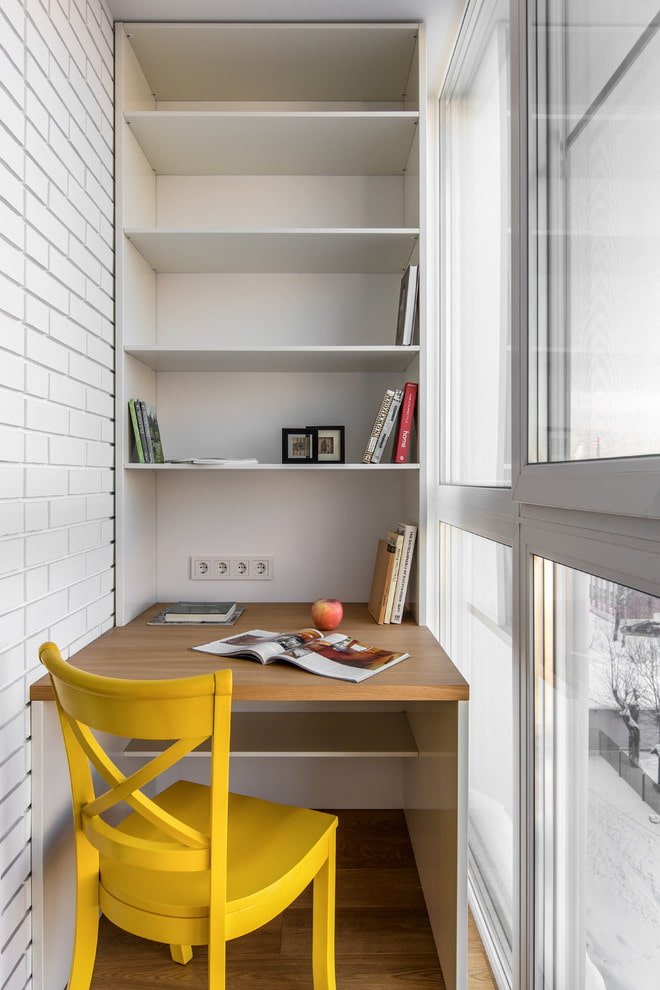 Bureau avec étagères à l'intérieur