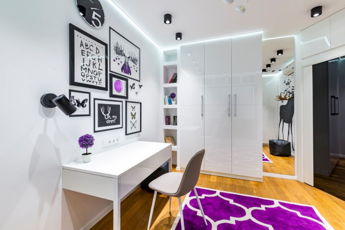 bureau en plastique à l'intérieur
