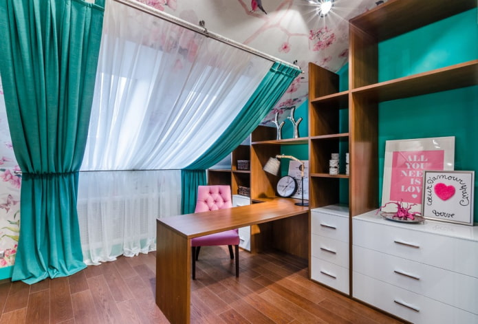 Bureau avec trousse à l'intérieur