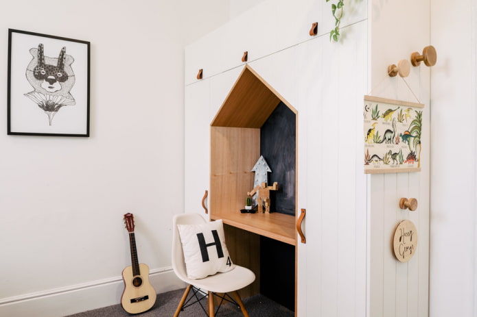 un bureau intégré à un meuble à l'intérieur