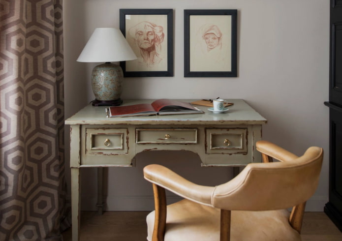 bureau antique à l'intérieur