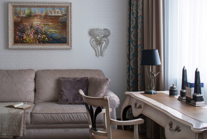 Bureau avec plateau en cuir à l'intérieur