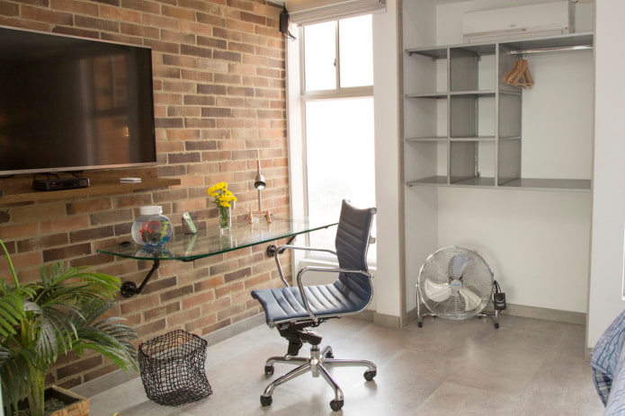 bureau en verre à l'intérieur
