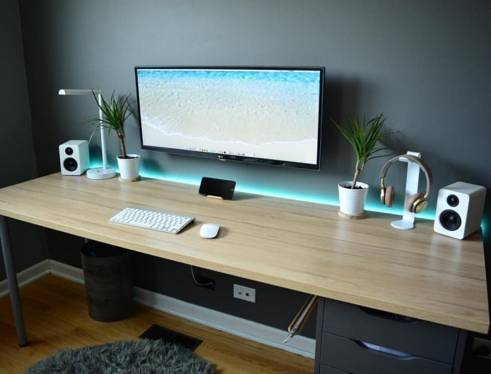 bureau rétroéclairé à l'intérieur