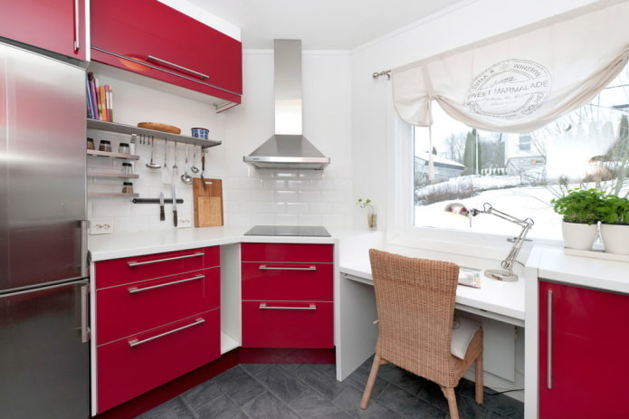 Cuisine lumineuse avec un plan de travail commun