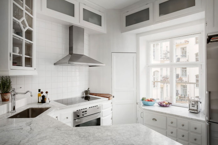 Cuisine blanche aux multiples angles