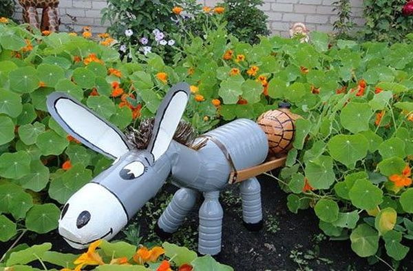 Figurine insolite en bouteille