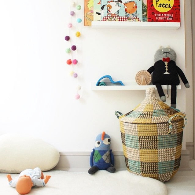 Panier avec couvercle dans une chambre d'enfant