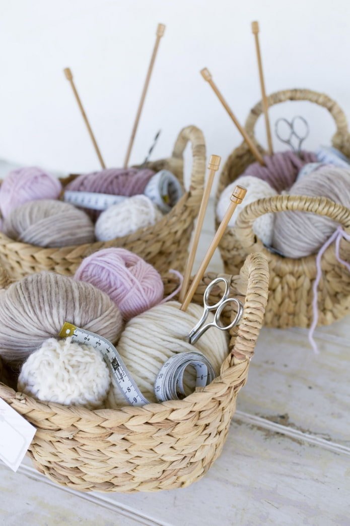 Objets artisanaux dans un panier