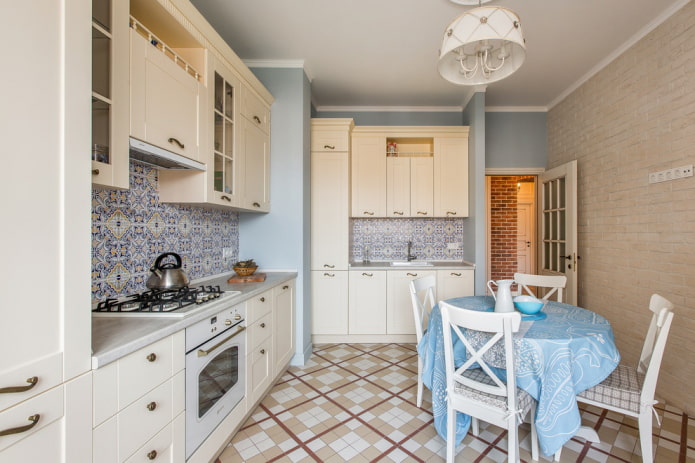 Carrelage de sol dans la cuisine de style provençal